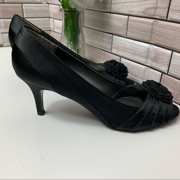 Mootsies Tootsies Black Satin Peep Toe Dress Heels w/Rosette Sz 8.5 - Picture 7 of 13